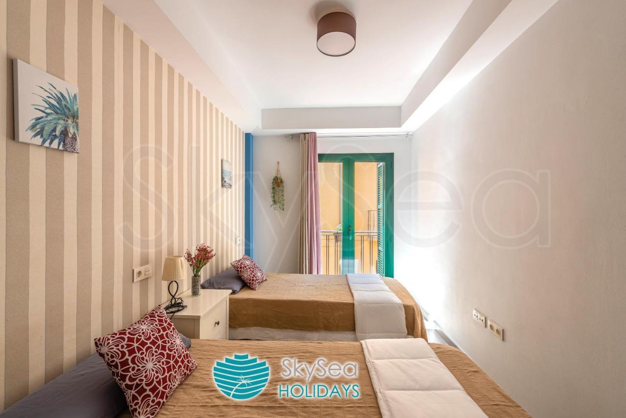 Skysea Holidays City Center Suites Malaga Bagian luar foto